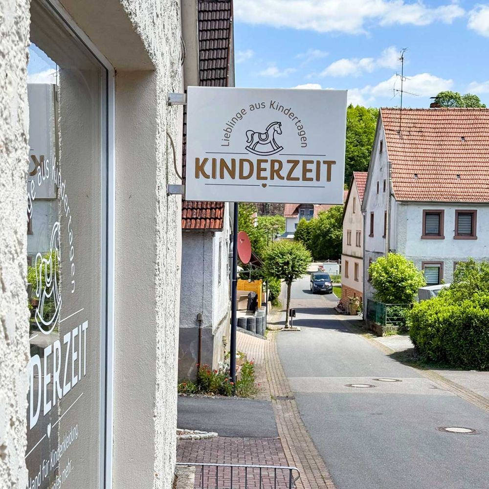 Blick in die Mittelgasse in 74743 Seckach vom Ladeneingang aus. 