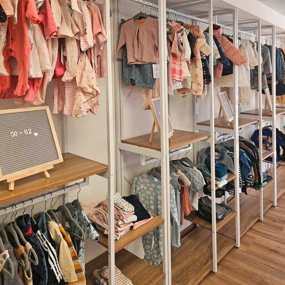 Kinder-Second-Hand Waren in Regalen in 74743 Seckach